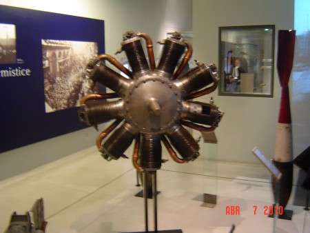 Motor restaurado de avião da 2º guerra mundial.JPG